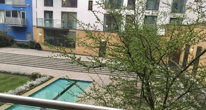 2-bed 2-bath Greenwich Apartment with balcony & lift