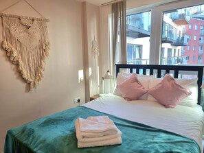 City Apartment | Individually decorated, desk, laptop workspace, blackout drapes - 2-bed 2-bath Greenwich Apartment with balcony & lift (London)