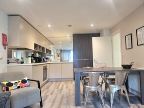 City Apartment | Private kitchen | Full-size fridge, microwave, stovetop, dishwasher - 2-bed 2-bath Greenwich Apartment with balcony & lift (London)
