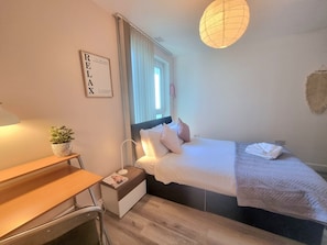 Apartamento City | Decoración individual, escritorio, espacio para trabajar con un portátil