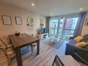 Apartamento City | Zona de estar | Smart TV de 50 pulgadas con canales digitales