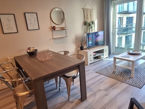 Apartamento City | Zona de estar | Smart TV de 50 pulgadas con canales digitales