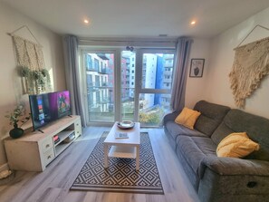City Apartment | Living area - 2-bed 2-bath Greenwich Apartment with balcony & lift (London)