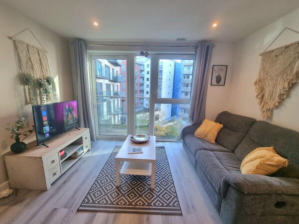 2-bed 2-bath Greenwich Apartment With Balcony & Lift - London