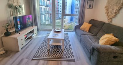 2-bed 2-bath Greenwich Apartment with balcony & lift