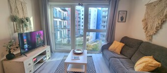 2-bed 2-bath Greenwich Apartment with balcony & lift