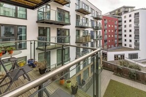 City Apartment | Terrace/patio - 2-bed 2-bath Greenwich Apartment with balcony & lift (London)