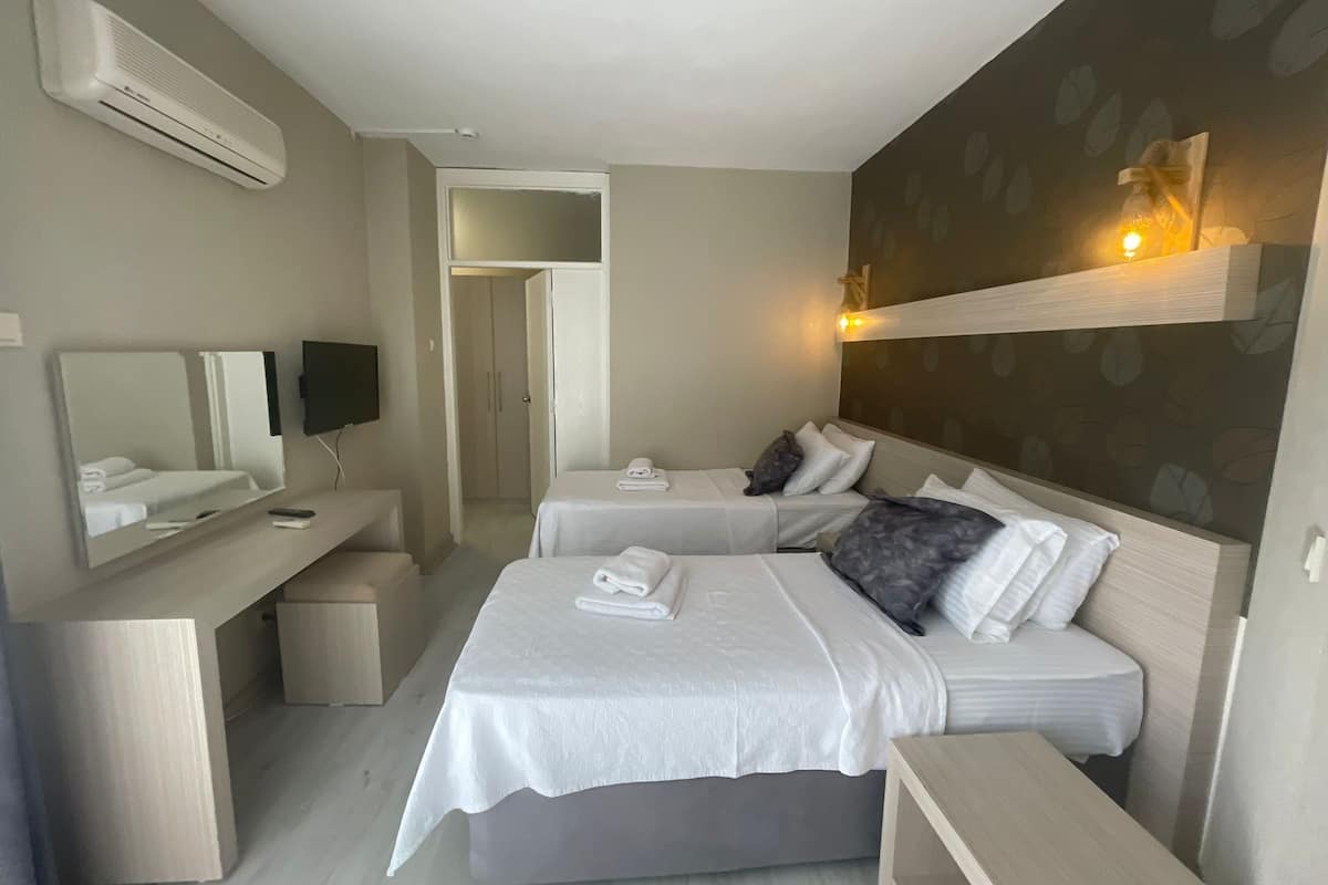 Standart Room With Pool View | 1 slaapkamer, een kluis op de kamer, een laptopwerkplek