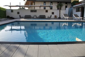Una piscina al aire libre