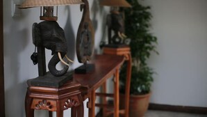 A wooden table with a lamp and a sculpture of an elephant. - Xiangxingli Inn (Tengchong Heshun Ancient Town Branch) (Tengchong)