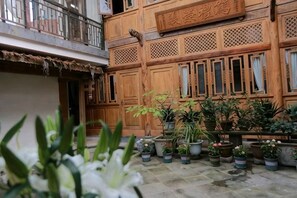 Exterior detail - Xiangxingli Inn (Tengchong Heshun Ancient Town Branch) (Tengchong)