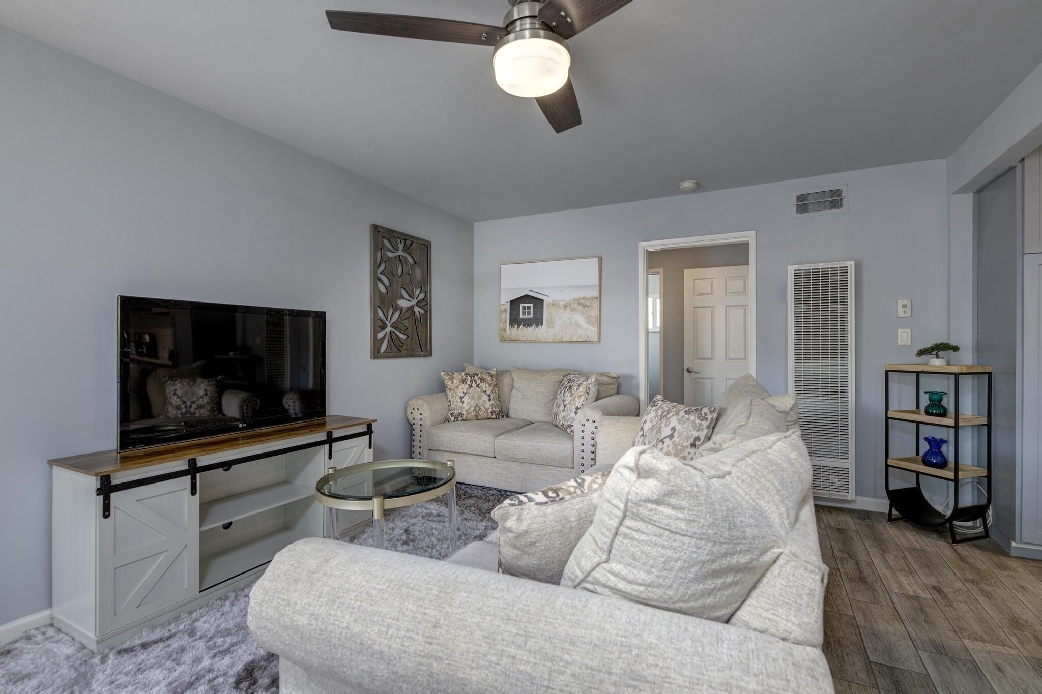Cute Apt Close to Downtown, Long Beach! by RedAwning