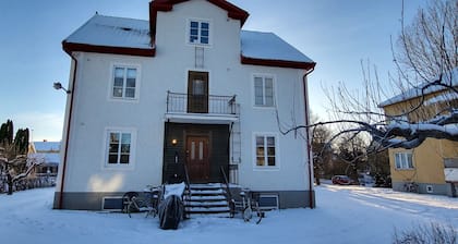 Budget Hotel. Dubbelrum + Resårsäng. Frukost/fee