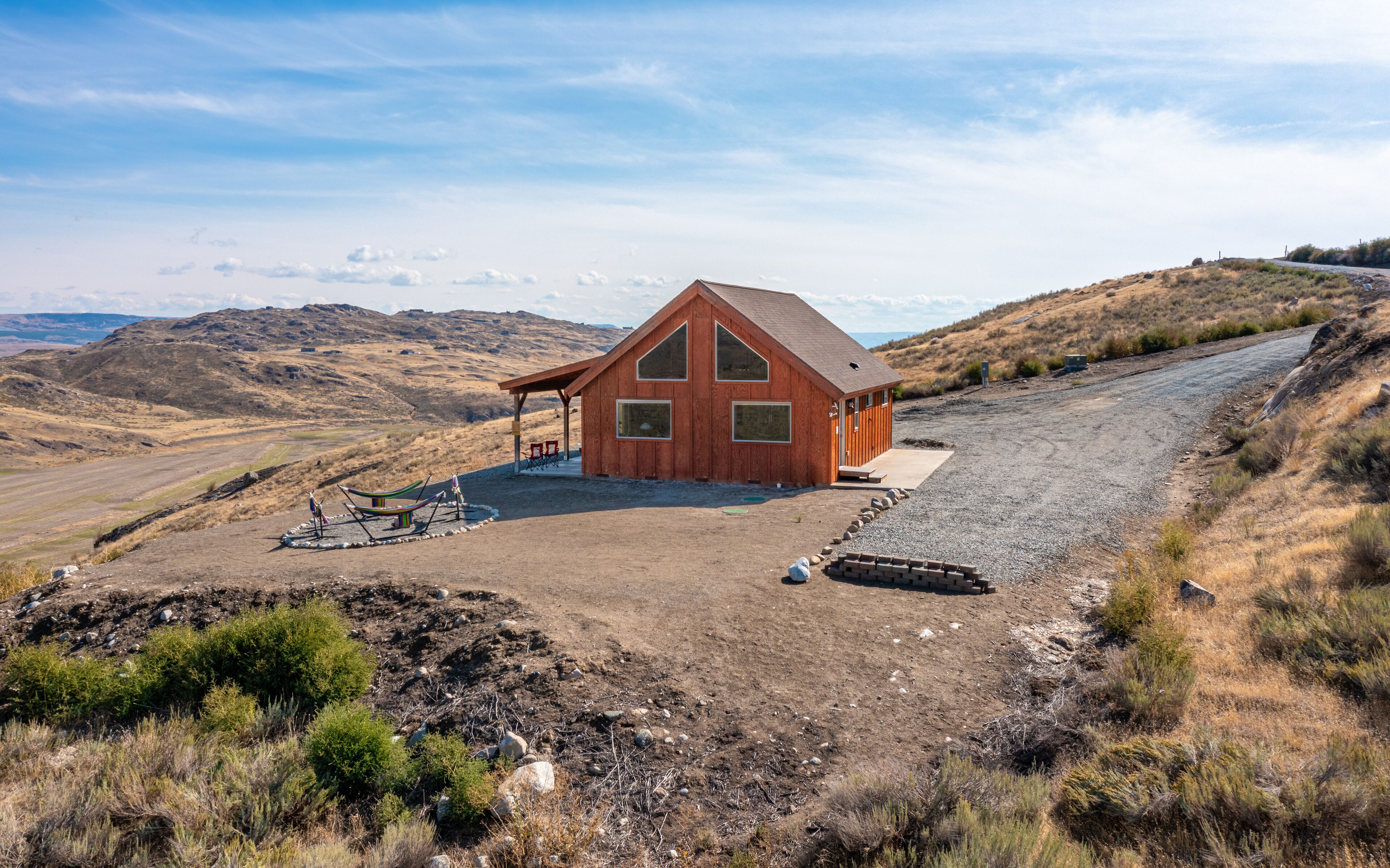 2 Bedroom + Loft cabin, sleeps 8. Views, acreage, wildlife, and adventure!