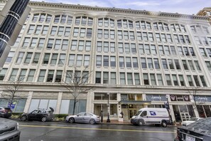 Exterior - 1BR Fully Furnished Apartment near National Museum by RedAwning (Washington Dc)