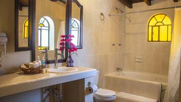 Habitación Deluxe | Baño | Regadera tipo lluvia, toallas, jabón, shampoo