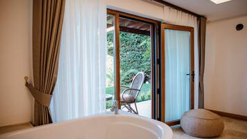 Executive kamer | Lakens van Egyptisch katoen, luxe beddengoed, een minibar