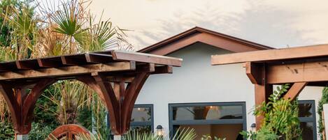 Vista frontal de la propiedad