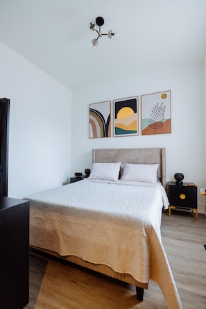 3 bedrooms, desk, iron/ironing board, free WiFi