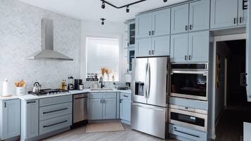 冰箱、微波炉、烤箱、炉灶