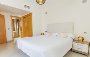 3 عدّة غرف نوم ومكواة/لوح كي وواي فاي مجانًا وملاءات أسرّة