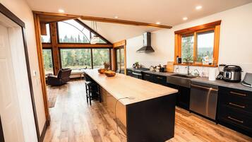 Frigorífico, horno, placa de cocina y lavavajillas