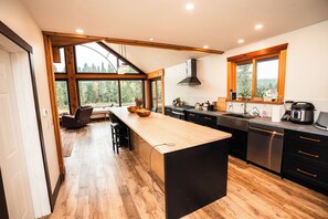 冷蔵庫、オーブン、コンロ、食器洗い機