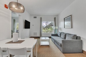 TV - Suites at Lake Buena Vista close Disney Springs with free parking (Orlando)