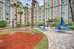Outdoor dining - Suites at Lake Buena Vista close Disney Springs with free parking (Orlando)