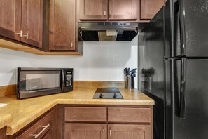 Réfrigérateur, micro-ondes, plaque de cuisson, lave-vaisselle