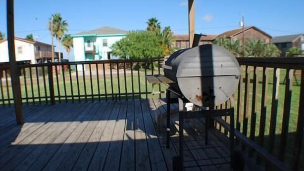A covered deck with a barbecue grill. - 116 Southshore - Cute little hideaway, ready for the all around fishing (Port Mansfield)