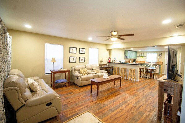 TV - 300 Copano-Cozy cabin with 2 bedrooms 2 baths (PORT MANSFIELD)