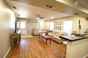 TV - 300 Copano-Cozy cabin with 2 bedrooms 2 baths (PORT MANSFIELD)