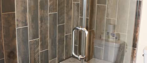 Douche, serviettes fournies