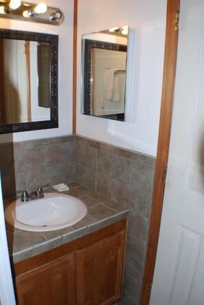 Een douche, handdoeken