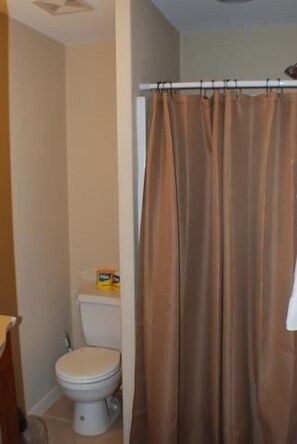 Chuveiro, toalhas de banho