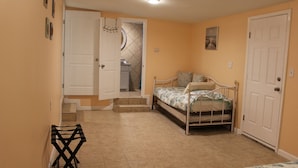 Une chambre à coucher avec un lit, une porte et un escalier.