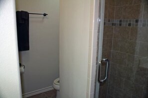 Een douche, handdoeken
