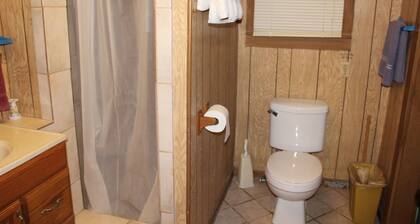 601 Baffin - Cozy little cottage! Screened in front porch.