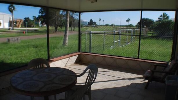 Outdoor dining - 601 Baffin - Cozy little cottage! Screened in front porch. (Port Mansfield)