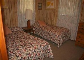 5 bedrooms, WiFi, bed sheets - 736 North Shore - Quaint Home on the Water! (Port Mansfield)