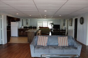 TV - 700 North Shore -Grand 4 Bedroom House, Great Views with a 500' lighted pier. (Port Mansfield)
