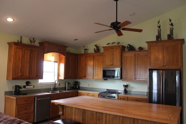 Fridge, microwave, oven, stovetop - 922 Mansfield - Beautiful & Spacious! (Port Mansfield)