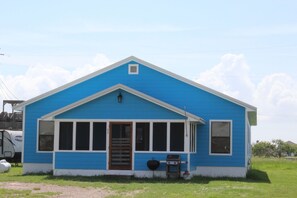 Exterior - 922 Mansfield - Beautiful & Spacious! (Port Mansfield)