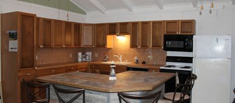 200 North Shore - Cozy Waterfront Cottage! Excellent Fishing!