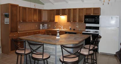 200 North Shore - Cozy Waterfront Cottage! Excellent Fishing!
