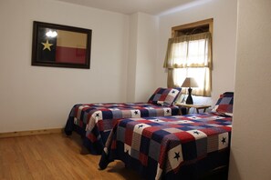 2 bedrooms, WiFi, bed sheets - 513 North Shore - Water View! Cozy & Inviting for a relaxing weekend stay! (Port Mansfield)