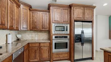 Køleskab, mikrobølgeovn, ovn, kogeplade