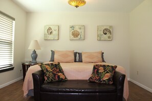 2 bedrooms, WiFi, bed sheets - 201 Matagorda - Cozy, Spacious Newly Remodeled Getaway! (Port Mansfield)