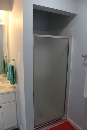 Shower, towels - Pelican Point #10 - Beautiful Complex, Gorgeous Sunrises & Easy Access (Port Mansfield)